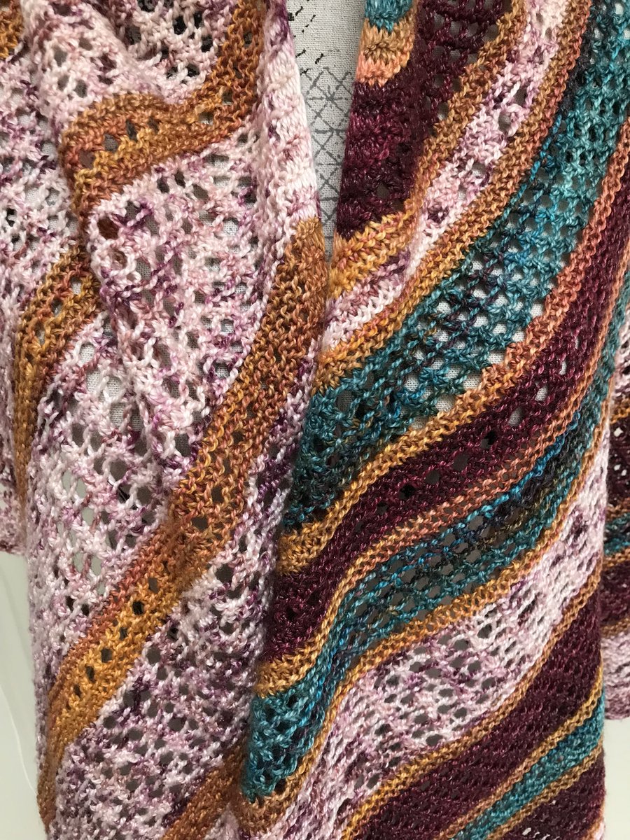 ilga_leja's tweet photo. Desert Canyon shawl close-up. https://t.co/Glimai6z33  #desertcanyonshawl #desertseries #ilgaleja #shawlknitting #colorknitting #nevertoomanyshawls #shortrows #shortrowknitting #laceknitting #fleeceartisttreewool #treewool https://t.co/9zMHsyTfX6