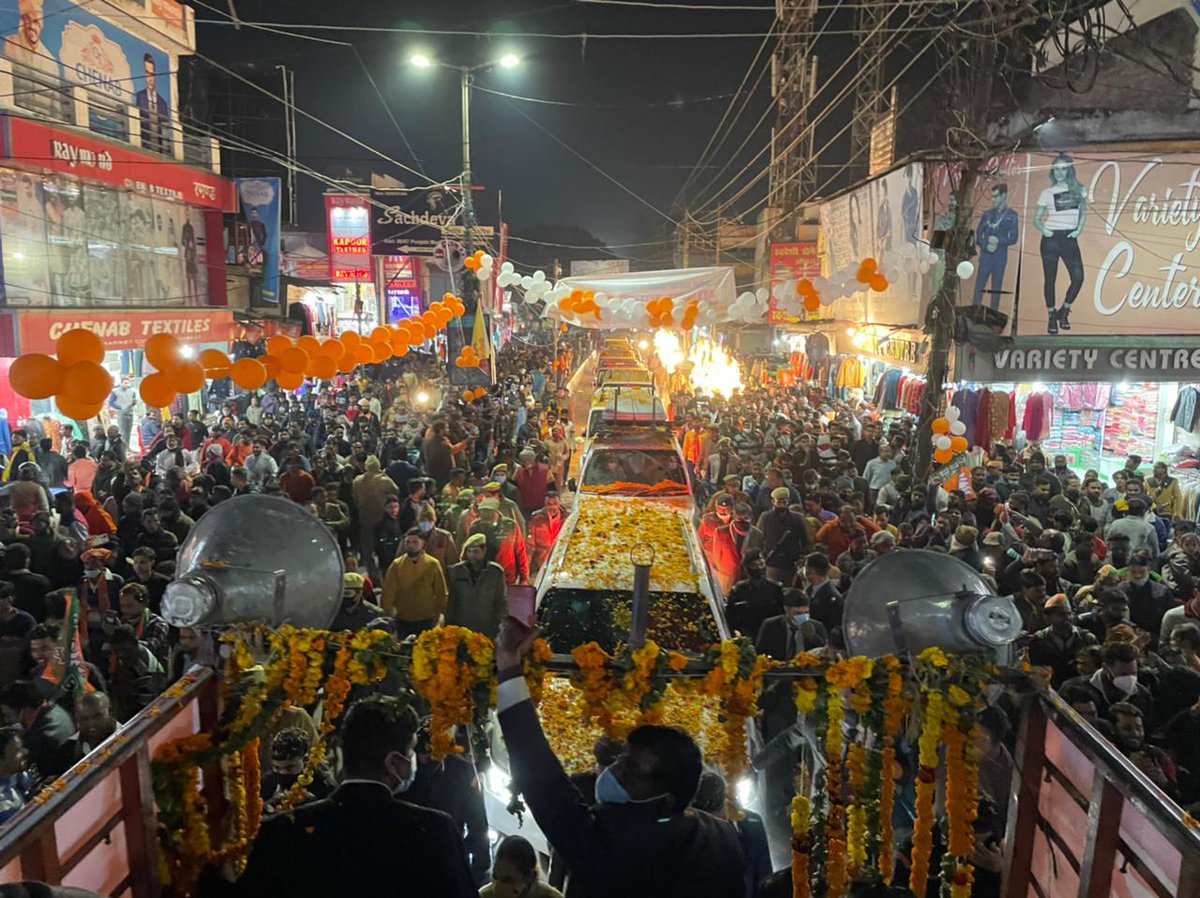 BJP4UP's tweet photo. मुख्यमंत्री श्री योगी आदित्यनाथ ने बरेली में रोड शो के दौरान जनता से आशीर्वाद लिया।

#जनता_की_हुंकार_भ��जपा_सरकार https://t.co/UkIzL6RSlP