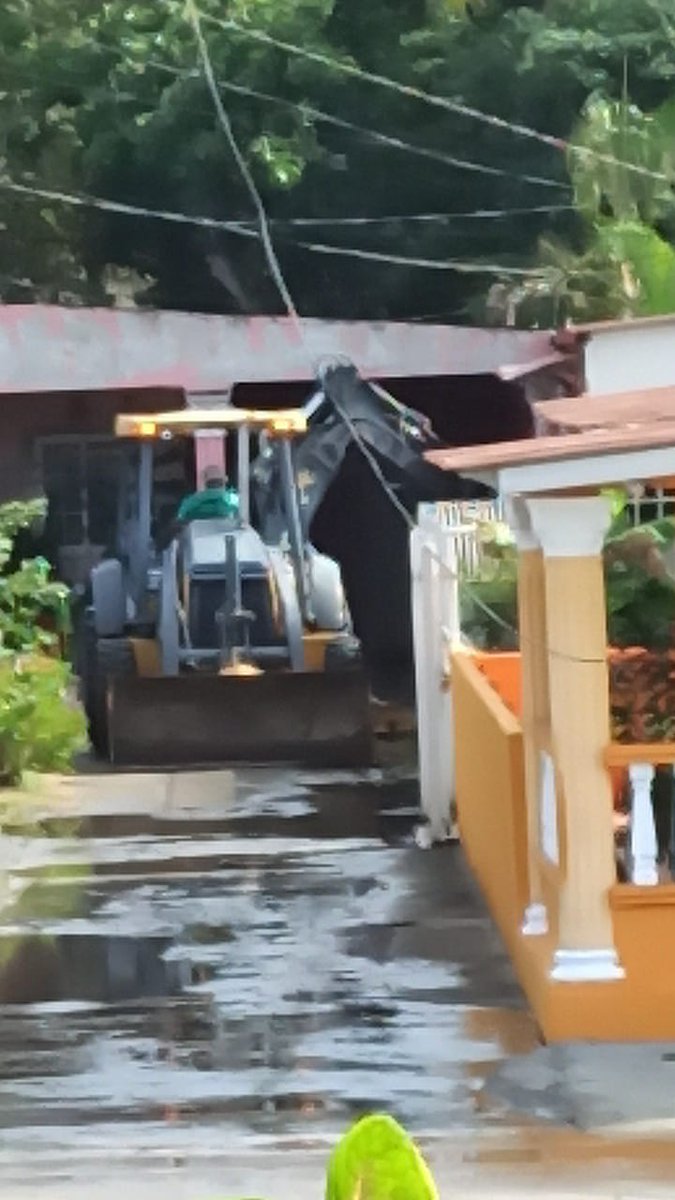 LorelyRivera's tweet photo. @UrbLarosita @IDAANinforma Hoy vinieron rompieron, sin reparar...@IDAANinforma agua potable se está perdiendo por favor atender el Reporte 2022-140844 https://t.co/2keCGJhrTw