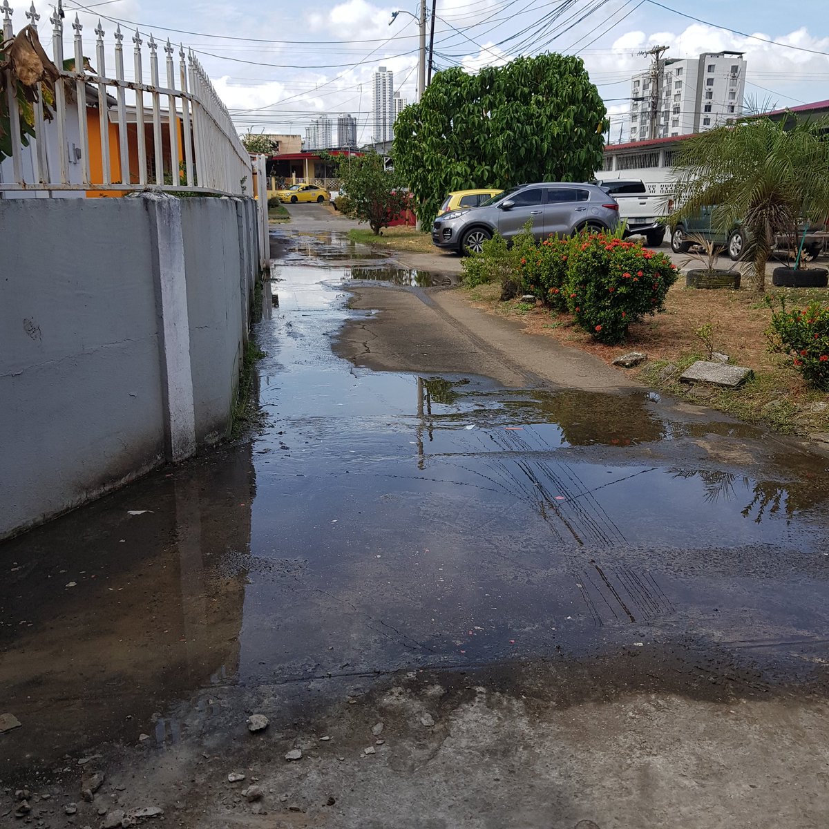 LorelyRivera's tweet photo. @UrbLarosita @IDAANinforma Hoy vinieron rompieron, sin reparar...@IDAANinforma agua potable se está perdiendo por favor atender el Reporte 2022-140844 https://t.co/2keCGJhrTw