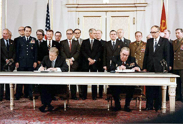 OmegaWiki's tweet photo. #WotD treaty https://t.co/tbCShIyqAg 8 definitions &amp; 31 #xl8 synonyms. Linked to @WikiCommons (image of signing a treaty) as well as @wikidata https://t.co/8LNLqz61UO