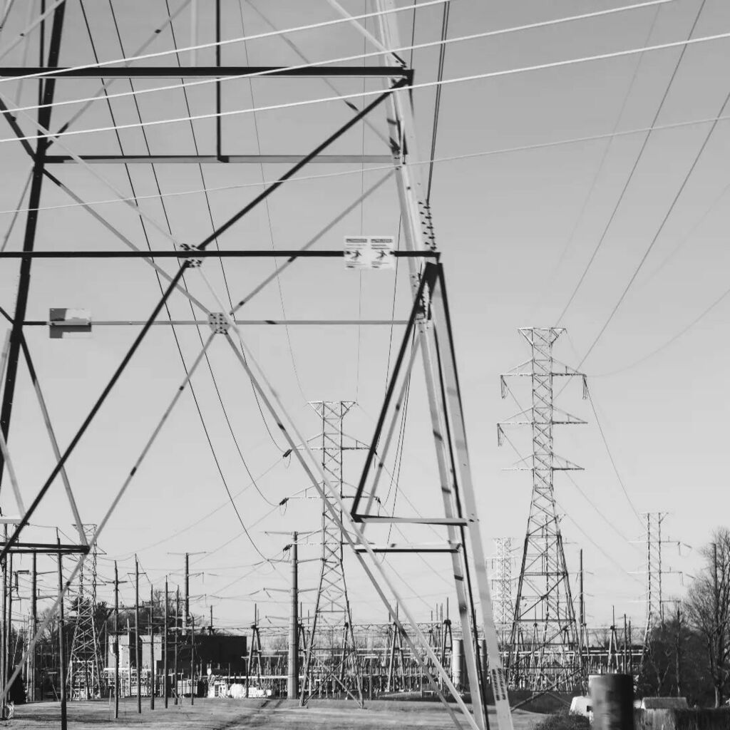 NoHope4Me's tweet photo. Forest of power 

#crfgn 
#infrastructure 
#power 
#transmission 
#towers https://t.co/BFGfnenJwi