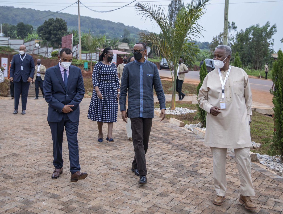 UrugwiroVillage's tweet photo. President Kagame on the launch of Bwiza Riverside Homes: To have it affordable, sustainable and most of it arrived at through local materials, I think is the best combination we can have. https://t.co/1qpxUWZXBi