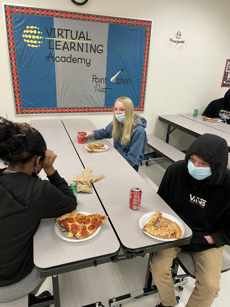 PointOptionNNPS's tweet photo. Point Option celebrated with a VTSS S1 Good Attendance Soiree today! Students enjoyed pizza, cookies, drinks, games, & crafts. #attendancematters #NNPSStand @ChrisSSmith10 @MrsSMBean @jaraunmransome @bcadamsworld https://t.co/NM5LiTSpTn