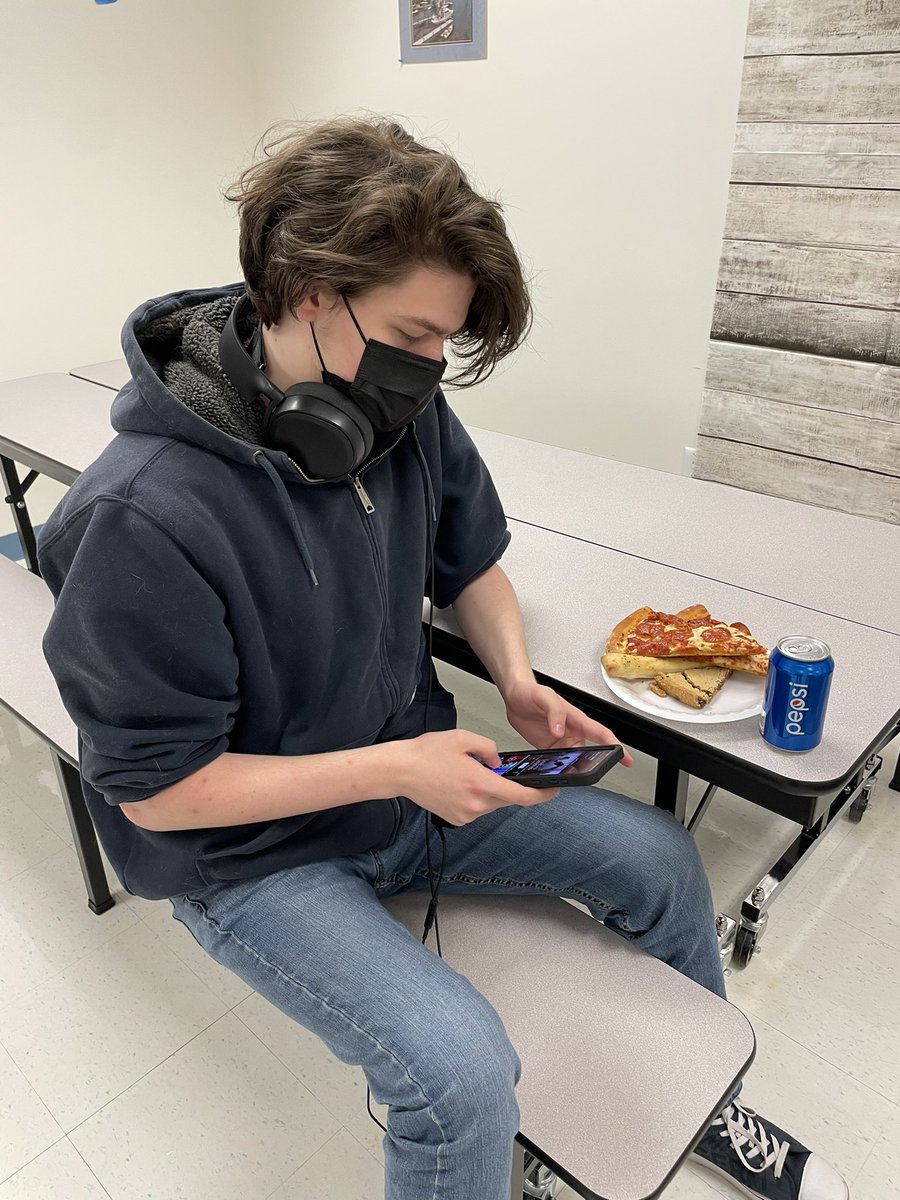 PointOptionNNPS's tweet photo. Point Option celebrated with a VTSS S1 Good Attendance Soiree today! Students enjoyed pizza, cookies, drinks, games, & crafts. #attendancematters #NNPSStand @ChrisSSmith10 @MrsSMBean @jaraunmransome @bcadamsworld https://t.co/NM5LiTSpTn