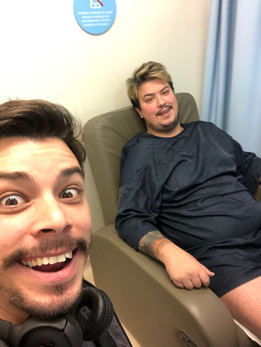 muito estranho e gostoso fazer 21 anos

separo esta foto com o <a href="/SacoolArt/">Sacool.art</a> logo após uma colonoscopia (ele foi acompanhar) 

a seguir fomos de patinete elétrico até o sukiya 

2019 foi intenso 
2022 também será

live especial de aniversário alcoolizado hoje