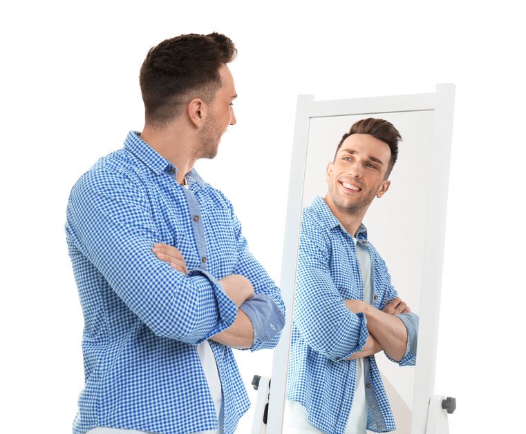 Мужчины перед камерой. Мужчина в зеркале. Человек тычет в зеркало. Человек смотрит в зеркало. Мужчина любуется в зеркало.