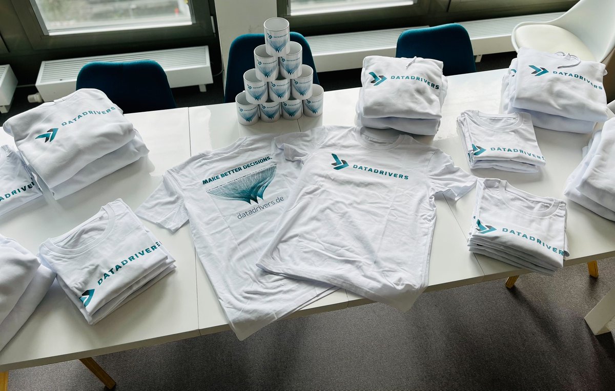 DatadriversGmbH's tweet photo. Bei uns ist neue Ware eingetroffen und damit gleichzeitig die Lösung für alle Morgenmuffel.
Neben der Zeitersparnis, weil das passende Outfit schon bereit liegt, sind unsere Becher auch ausgelegt auf 1 - ∞ Kaffee.

#datadrivers #merch #heißeware #kaffee https://t.co/bpzv3VIQt8