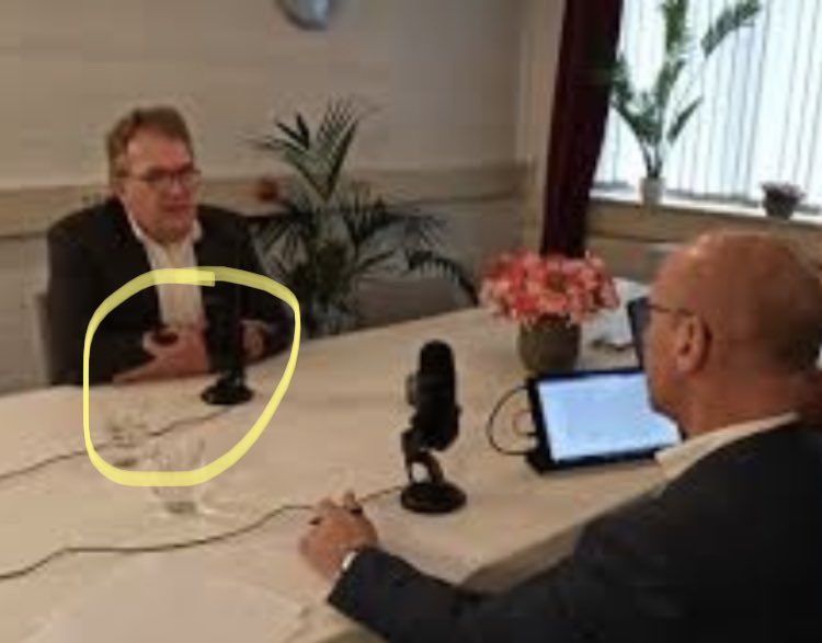 SariWester's tweet photo. Iemand enig idee waarom Rob Elens zoβn lang luldraadje maakte?
Omdat Rob Elens ingehuurd is door de vrijmetselende sekte.
Elens was meteen enthousiast, want kon dan hij zijn site promoten en mocht overal opdraven. 1/
#Bricks
#Handsign666
#HandToChin #LookUp
#MasonicGlasses https://t.co/XMIagQ9BD2
