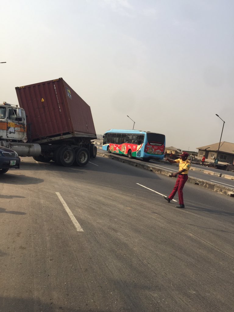 LastmaKola's tweet photo. @lagostraffic961 @followlastma @TrafficChiefNG @trafficbutter There’s a broken down containerize at Mangoro inward Ile zik via Oshodi and it has caused backlog while return journey toward Dopemu Under bridge is blocked presently due to high influx https://t.co/ij32OKpy8Z