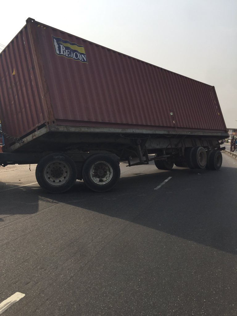 LastmaKola's tweet photo. @lagostraffic961 @followlastma @TrafficChiefNG @trafficbutter There’s a broken down containerize at Mangoro inward Ile zik via Oshodi and it has caused backlog while return journey toward Dopemu Under bridge is blocked presently due to high influx https://t.co/ij32OKpy8Z