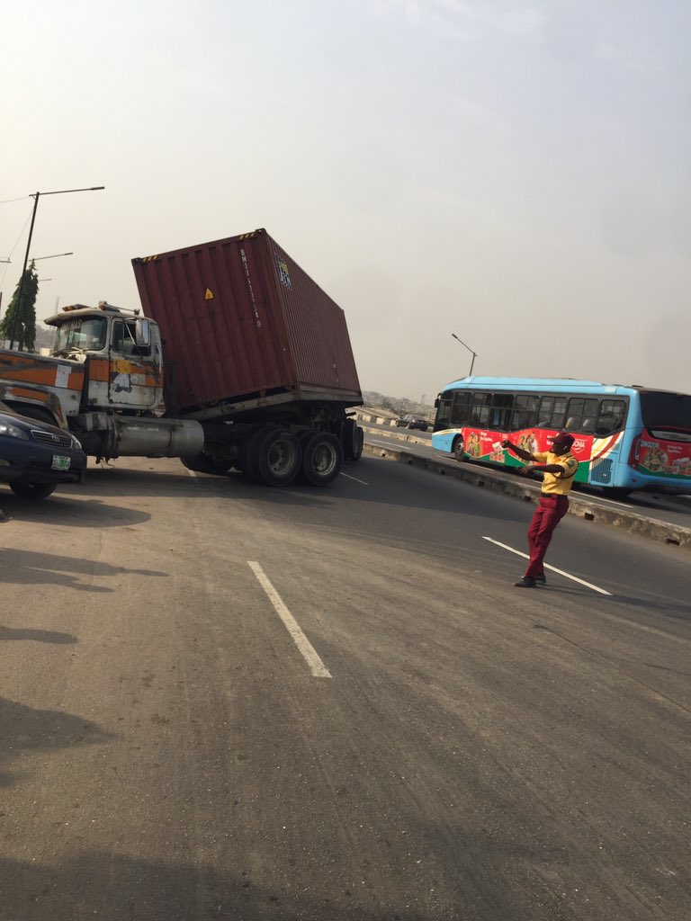 LastmaKola's tweet photo. @lagostraffic961 @followlastma @TrafficChiefNG @trafficbutter There’s a broken down containerize at Mangoro inward Ile zik via Oshodi and it has caused backlog while return journey toward Dopemu Under bridge is blocked presently due to high influx https://t.co/ij32OKpy8Z