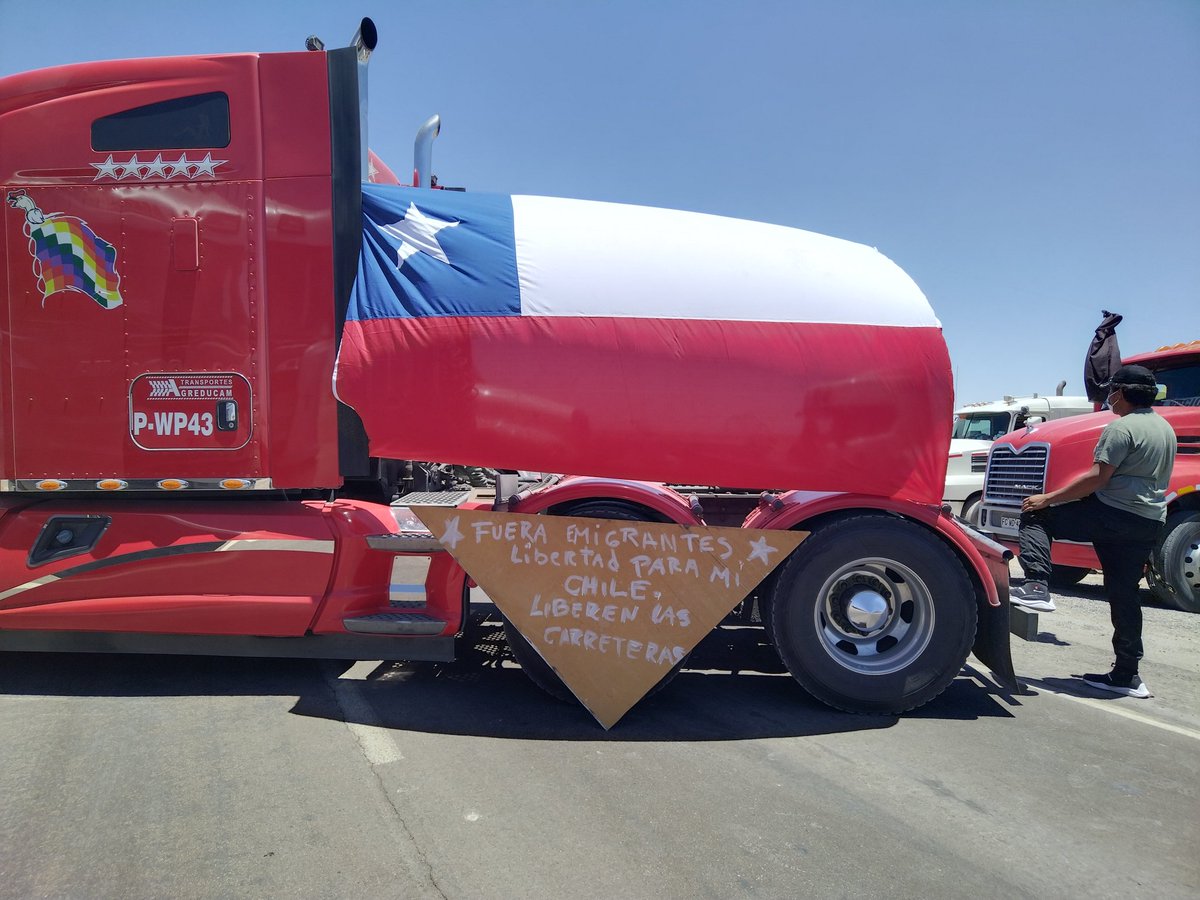 Cony_Flores_19's tweet photo. Ahora mismo acá en Calama #ParoNacional #NoEsInmigracionEsINVASION #Calama #ConLosCamionerosNO #Chile https://t.co/iaTz01ufTB