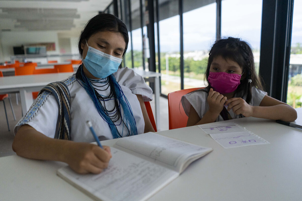poderosaschicas's tweet photo. En el Día de la Mujer y la Niña en la ciencia, compartimos esta nota de @LiseHermann publicada en @EspacioAngular que cuenta cuatro historias para conocer mejor el mapa actual de las mujeres colombianas y las ciencias.
📸@charliecordero_
https://t.co/zpMJXw56z1 https://t.co/n8MqdmipT5