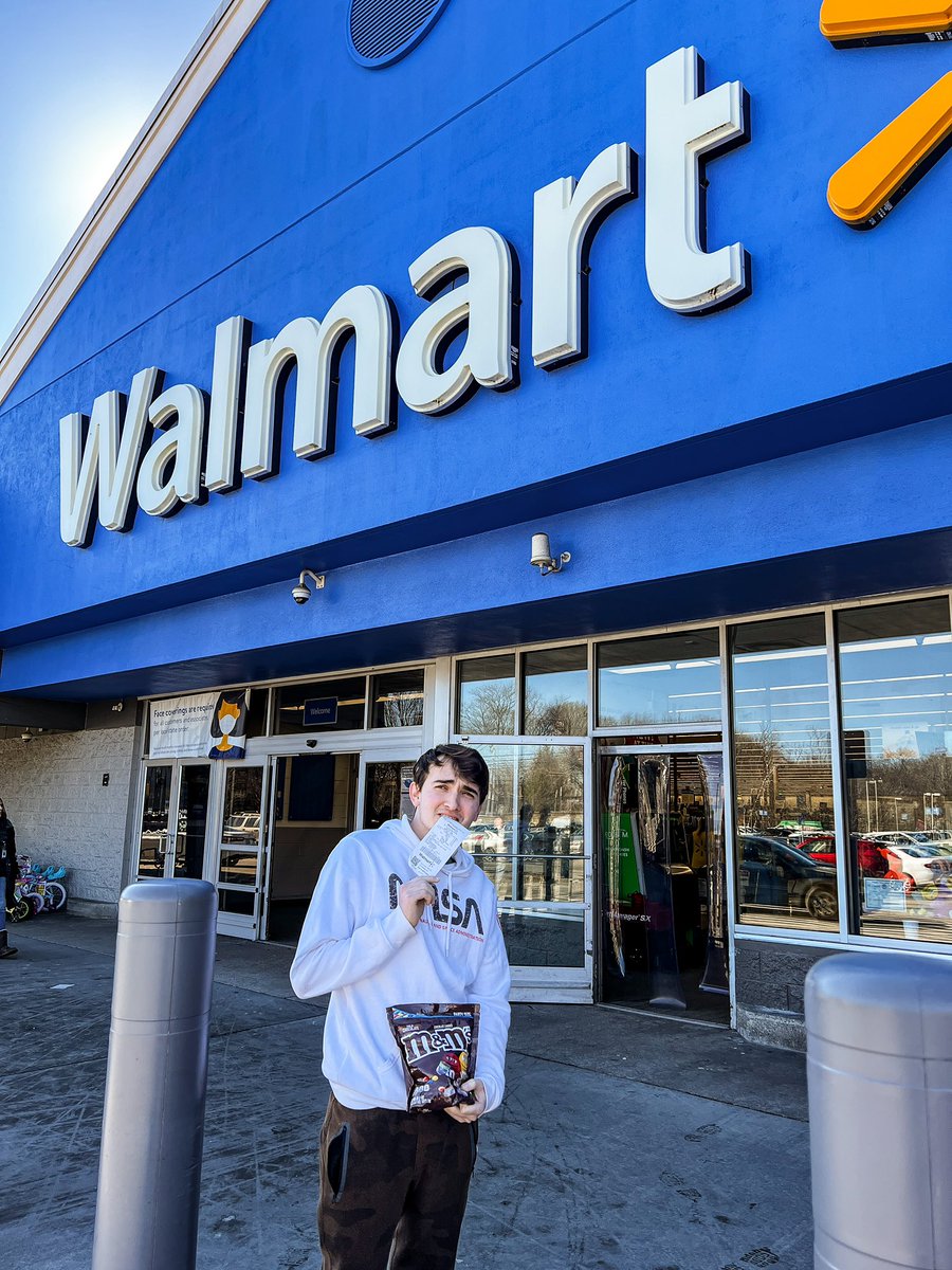 broskiesstudios's tweet photo. Francis and Jp returned to the exact Walmart. Francis stole from over 14 years ago! He made retribution for his crime and even got a picture with Dan the Man who said “You Guys are Fricking Weird” HEAR THE FULL STORY on the NEW EPISODE🚨of No Point Podcast https://t.co/l0uAO6b7GI https://t.co/sGc1P4a20t