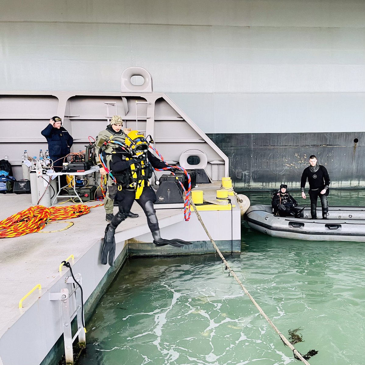 RN_DTXG's tweet image. Divers from Bravo Squadron have been assisting @HMSPWLS with routine underwater maintenance this week. Arduous but vital work, ensuring she remains ready to protect and defend leading NATO’s Maritime High Readiness Force. #RoyalNavy #divenavy