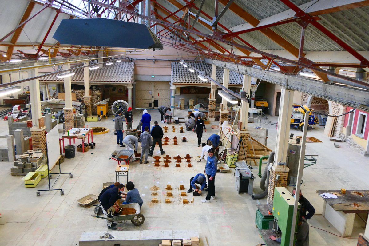 LyceeNadaud's tweet photo. À Martin Nadaud, on innove avec de l’ancien!
Le jeudi 3 et vendredi 4 février dernier, les enseignants et de nombreux élèves du lycée ont eu l’opportunité de se former sur les techniques de construction… en terre crue ! https://t.co/VLogZxiIrl