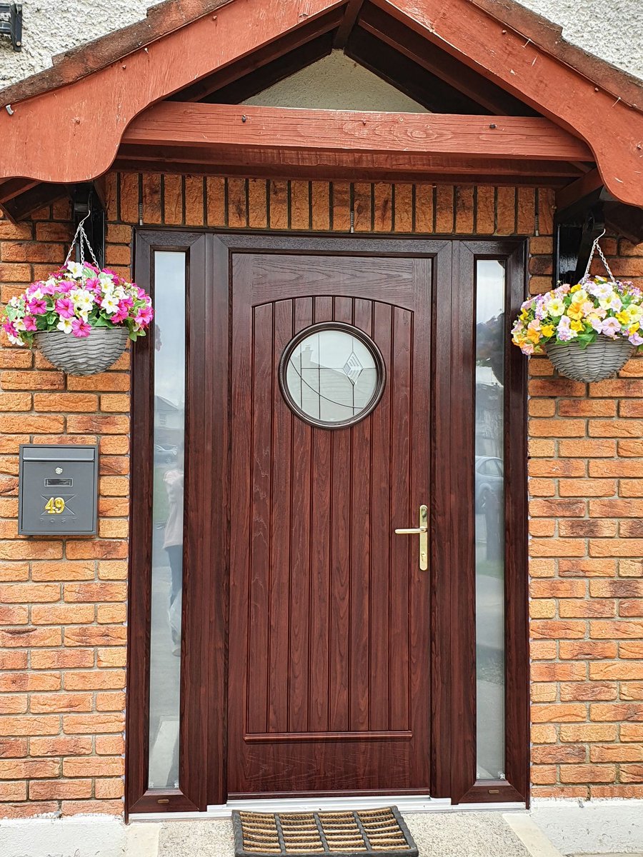 KKWindows's tweet photo. ๐ช Front door Friday ๐ช
Spring has sprung and Mesotherapy - Beauty by Alniris new door is a perfect spring welcome. ๐
This is the Viking door from the @Palladio_Doors in rosewood with two sidelights. ๐
#windows #doors #renovations #newbuild #palladiodoors #kkwindows https://t.co/XhowwbFiaa