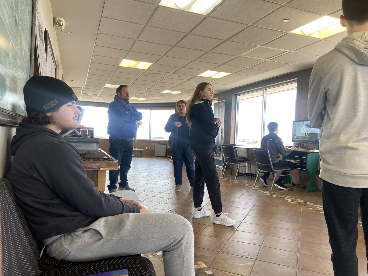 GoldenSpikeTwr's tweet photo. Yesterday UP Superintendent, Nate, took students from Millard North High School on a tour of Bailey Yard to give them an exclusive, inside look into Union Pacific's impact on the U.S. economy, logistics, and supply chains.
#UPRR #buildingamerica #baileyyard #gst https://t.co/f3wQOaYIOt