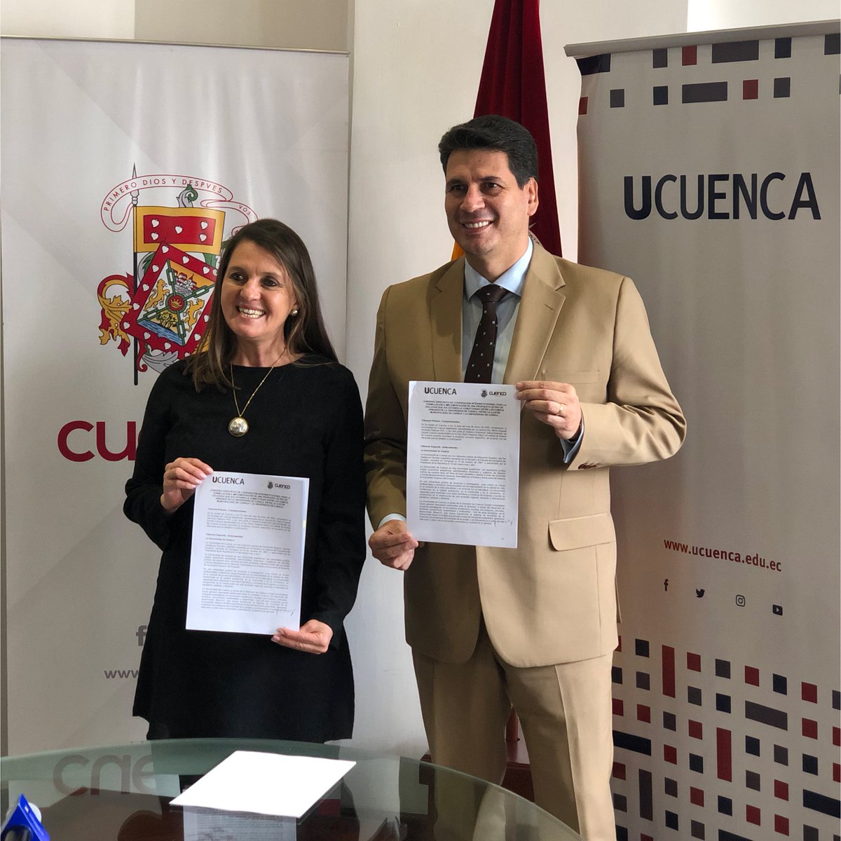 Ciudad_Uni's tweet photo. #MoverU | Suscripción del convenio entre la Universidad de Cuenca y el Municipio de Cuenca para la formulación e implementación de la propuesta Red de Ciclovías que conecten los Campus Universitarios. 

La nota: https://t.co/2JYgzhIiUF https://t.co/fAoGDqro2w
