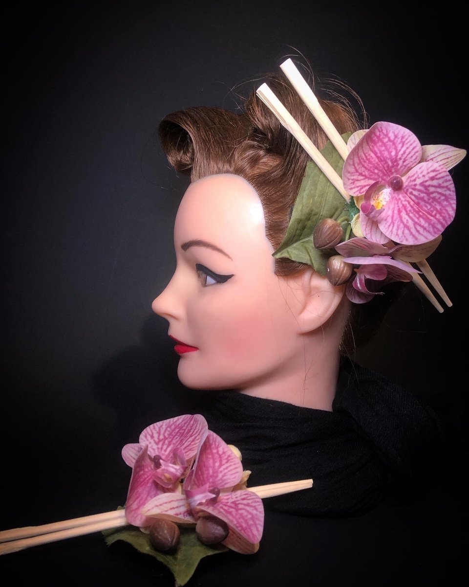Mallory71214976's tweet photo. #ChineseNewYear 
📲Follow me
https://t.co/2dNqLvKSeh
🛒My #ETSY SHOP
https://t.co/oUXpnxny1b
#clorofillahairflowers #hairflowers #pinupgirl #pinuphairflowers #pinupstyle #pinuphair #headpiece   #hairaccessories #vintagestyle #fascinators #hairclip #ChineseNewYear2022 #chopsticks https://t.co/zv0Yd2JvHn