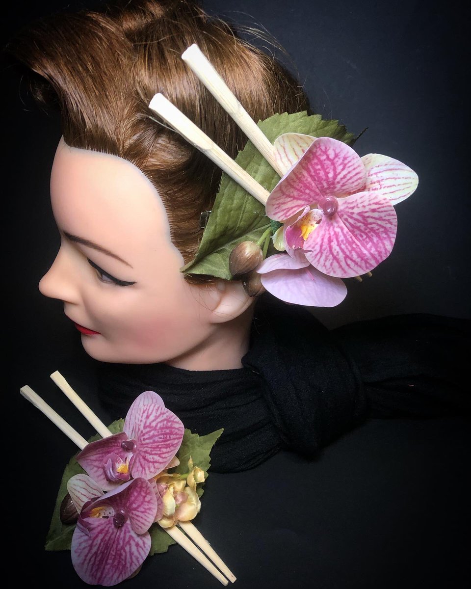 Mallory71214976's tweet photo. #ChineseNewYear 
📲Follow me
https://t.co/2dNqLvKSeh
🛒My #ETSY SHOP
https://t.co/oUXpnxny1b
#clorofillahairflowers #hairflowers #pinupgirl #pinuphairflowers #pinupstyle #pinuphair #headpiece   #hairaccessories #vintagestyle #fascinators #hairclip #ChineseNewYear2022 #chopsticks https://t.co/zv0Yd2JvHn
