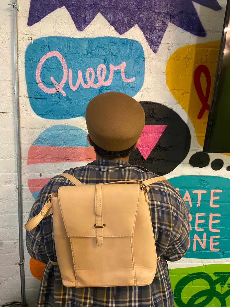 GuilfordGreen's tweet photo. ¡Estamos muy contentos de que nuestros jóvenes disfruten del armario de ropa gratis! Tienen un sentido del estilo genial y han usado piezas del armario de ropa para incorporarlas a su guardarropa personal. También disfrutan armando conjuntos con la ropa que tenemos. https://t.co/jzyscHq33c