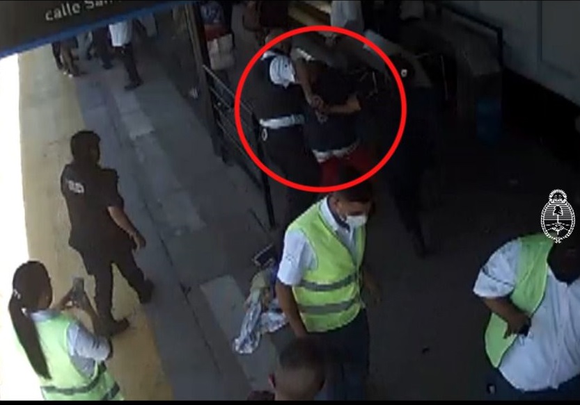 ZNVISION's tweet photo. Pelearon a bordo del tren, los detectaron y terminaron detenidos
#detenidos #Pelearon #tren
@EduardoFeijoo
https://t.co/f2u4TQ2YV8 https://t.co/7RFgT8wXfc