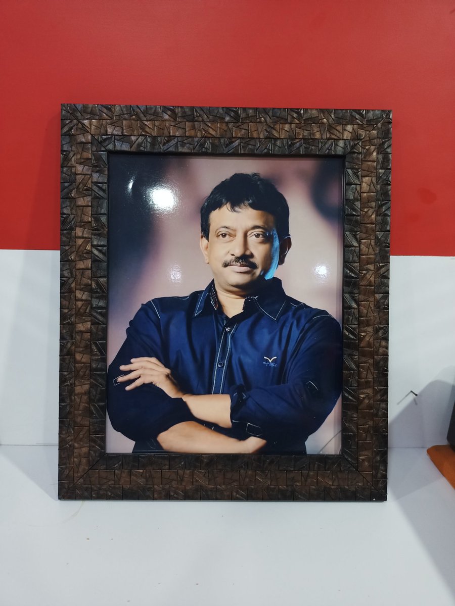 RJRaajRedfm's tweet photo. Guruvu garu, Na Peru RJ Raaj. Red FM lo work chesthuntanu. Idi naku gift chesaru @ikkat_poochampallysarees . . Em cheyamantaru saar @RGVzoomin 🤔🤔🤔
.
#NuvvuDevuduSaami🙏🏻 https://t.co/m1mGAg4pWB