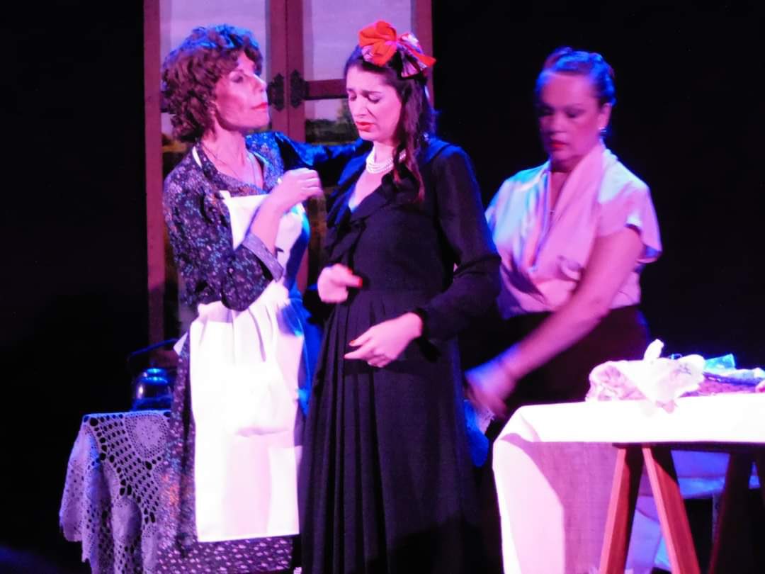ValeDegenaro's tweet photo. Hoy los espero a las 20 30 hs con #ElFruto en #TeatroPremier ❤️🎭
Las entradas las pueden conseguir x @Plateanet o en boletería del teatro. 
Con #AnaTakko
#NaanimTimoyco
#VeroChiocchio https://t.co/n05RwTKf2B