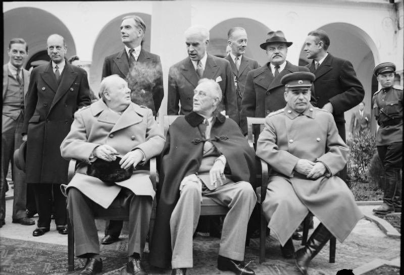 JonathanLacote's tweet photo. 11 février 1945, fin de la Conférence de #Yalta 

On confond souvent les accords de Yalta et les conséquences de la non application desdits accord par l’une des parties (notamment le principe d’élections libres dans les États européens libérés). 

#NoNostalgia
#NeverWithout🇫🇷 https://t.co/llL5R5uzKg