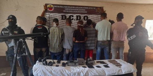annenviva13's tweet photo. Fuerzas armadas de #Venezuela continúan con operativos contra fuerzas paramilitares y bandas criminales que operan en frontera colombo-venezolana que operan en complicidad con gobierno de Iván Duque. Detienen a 7 personas @VivaNicaragua13 https://t.co/b6YfMYmoHV