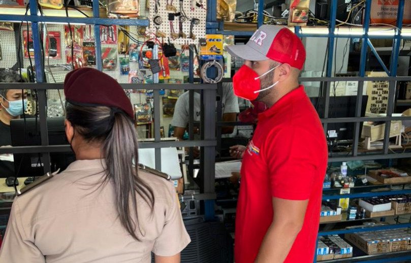 SENIAT_Oficial's tweet photo. Más de 200 funcionarios de @SENIAT_CENTRAL, @SENIAT_MARACAY, @SENIAT_CAGUA y @SENIAT_VICTORIA, desplegados como fuerza fiscalizadora, supervisando en comercios la emisión de la factura legal, también exhortan a los contribuyentes a declarar y pagar el #ISLR.
#DeclaraYPagaElISLR https://t.co/DgLG9PyFll