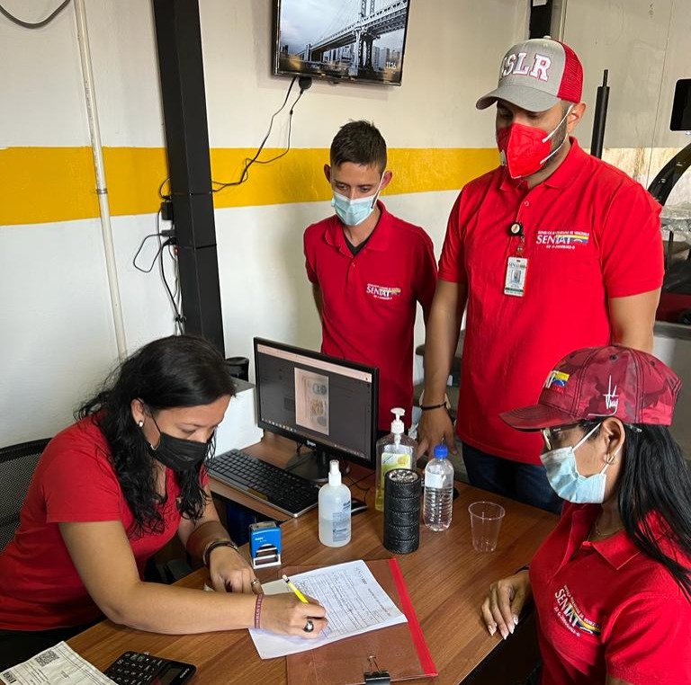 SENIAT_Oficial's tweet photo. Más de 200 funcionarios de @SENIAT_CENTRAL, @SENIAT_MARACAY, @SENIAT_CAGUA y @SENIAT_VICTORIA, desplegados como fuerza fiscalizadora, supervisando en comercios la emisión de la factura legal, también exhortan a los contribuyentes a declarar y pagar el #ISLR.
#DeclaraYPagaElISLR https://t.co/DgLG9PyFll