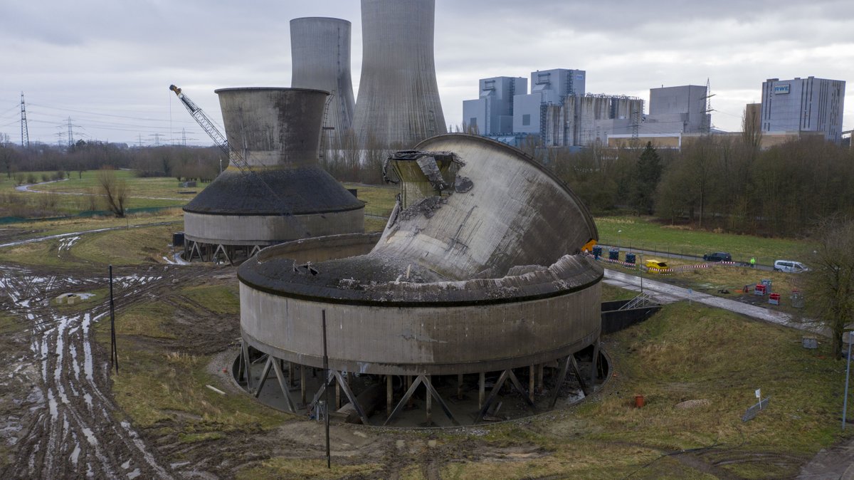 hamm_stadt's tweet photo. Mehr als vier Monate nach der spektakulären Sprengung des großen Kühltürms am #RWE-#Kraftwerk in #Uentrop wurden heute auch die beiden kleineren, etwa 30 Meter hohen Nachbartürme per Abrissbirne zu Fall gebracht.
#Kühlturm #Kohleausstieg #Hamm https://t.co/5t78uQBPx4