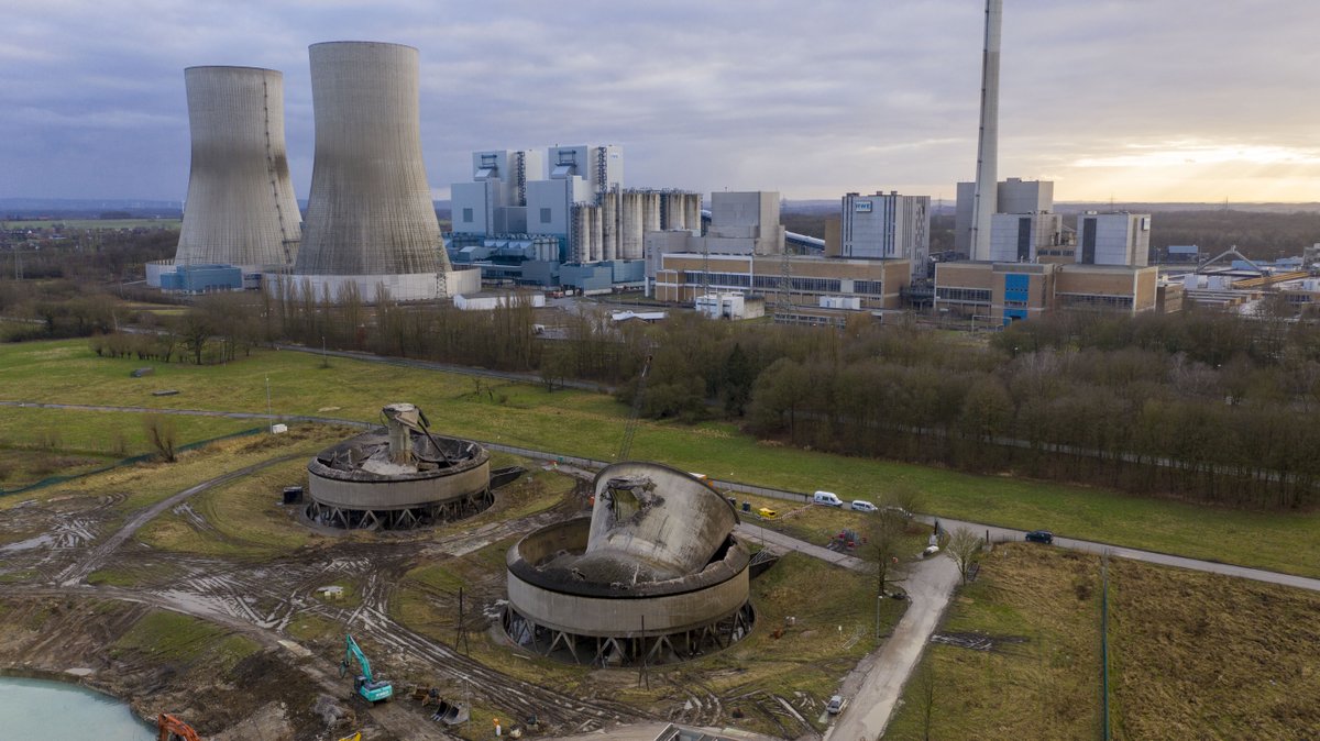 hamm_stadt's tweet photo. Mehr als vier Monate nach der spektakulären Sprengung des großen Kühltürms am #RWE-#Kraftwerk in #Uentrop wurden heute auch die beiden kleineren, etwa 30 Meter hohen Nachbartürme per Abrissbirne zu Fall gebracht.
#Kühlturm #Kohleausstieg #Hamm https://t.co/5t78uQBPx4