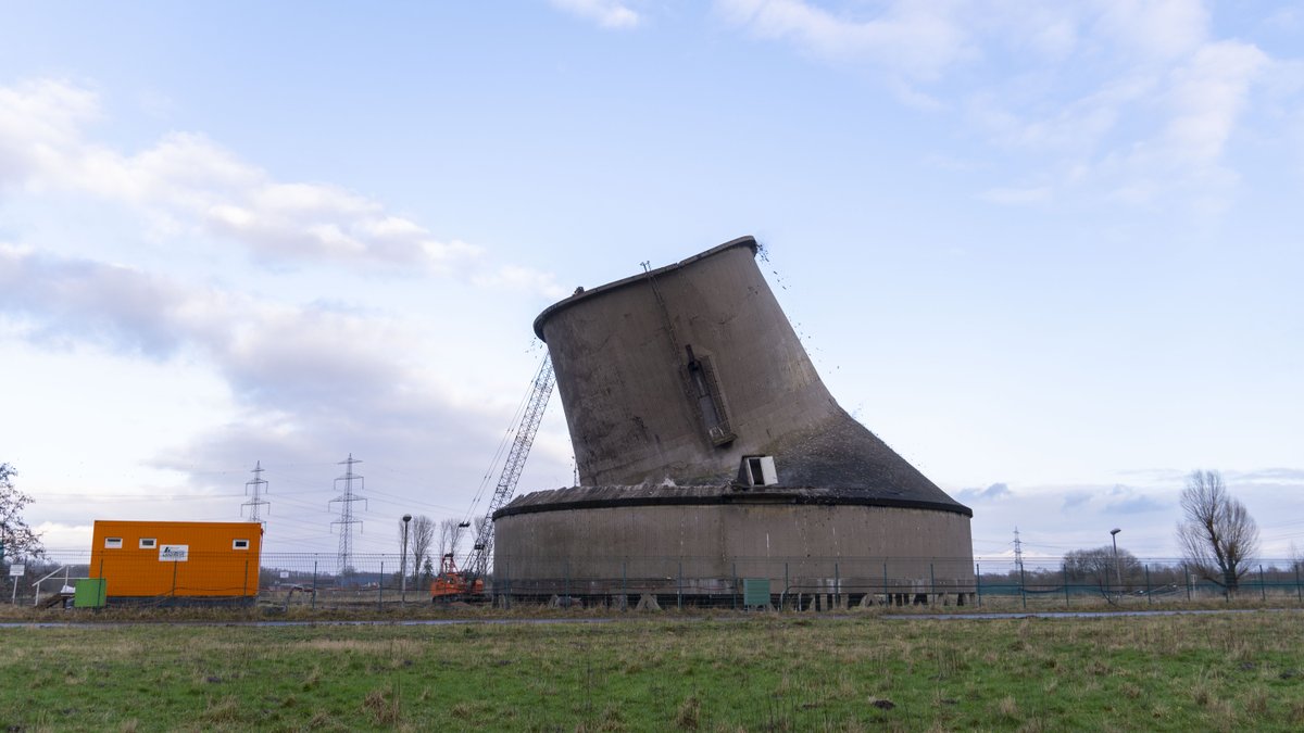 hamm_stadt's tweet photo. Mehr als vier Monate nach der spektakulären Sprengung des großen Kühltürms am #RWE-#Kraftwerk in #Uentrop wurden heute auch die beiden kleineren, etwa 30 Meter hohen Nachbartürme per Abrissbirne zu Fall gebracht.
#Kühlturm #Kohleausstieg #Hamm https://t.co/5t78uQBPx4