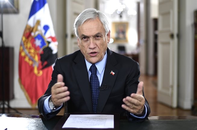24Horas_TVM's tweet photo. ⭕️ #URGENTE Sebastián Piñera deja sus vacaciones y va al norte del país “En estos momentos voy viajando a Iquique, porque me dijeron que las ofertas de la ZOFRI están muy buenas”  #ParoNacional https://t.co/PzXsBf7skB