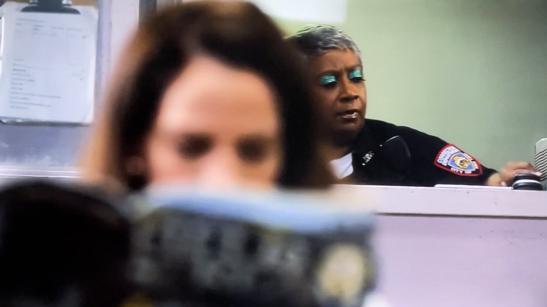 EyeHateHeels's tweet photo. let’s be honest, the guard’s eyeshadow is the true star of #InventingAnna.. https://t.co/uAzKn3irW0