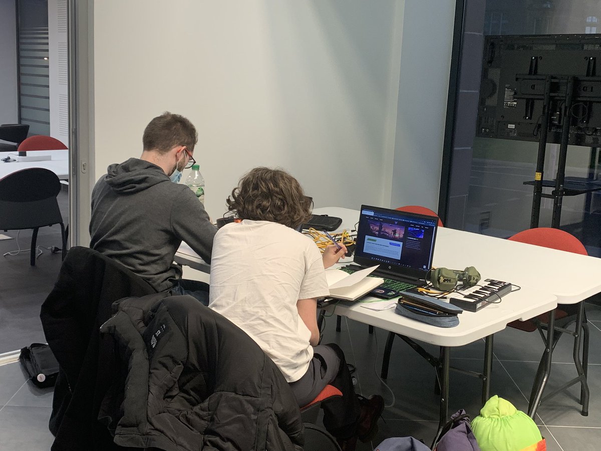 SynergieSquare's tweet photo. Notre hackathon 2022 est lancé. Les équipes ont 48h pour créer un jeu vidéo sur le thème : "ça pousse" 🌱. 
Ça se passe à la @CCI_Moselle jusqu'à dimanche 18h. #startup #hackathon #Metz https://t.co/mdBr8yvGn1