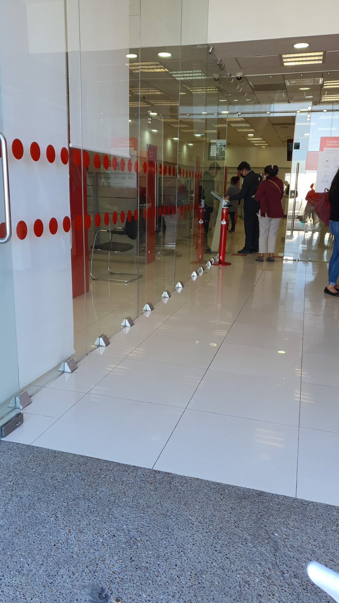 JetzabelLucero's tweet photo. @SantanderMx el frio es increíble, y nos tienen formados más de 45 min. Afuera de su sucursal, no nos permiten esperar adentro. espacio para sana distancia hay!! :-( https://t.co/UiIX4OKCkr