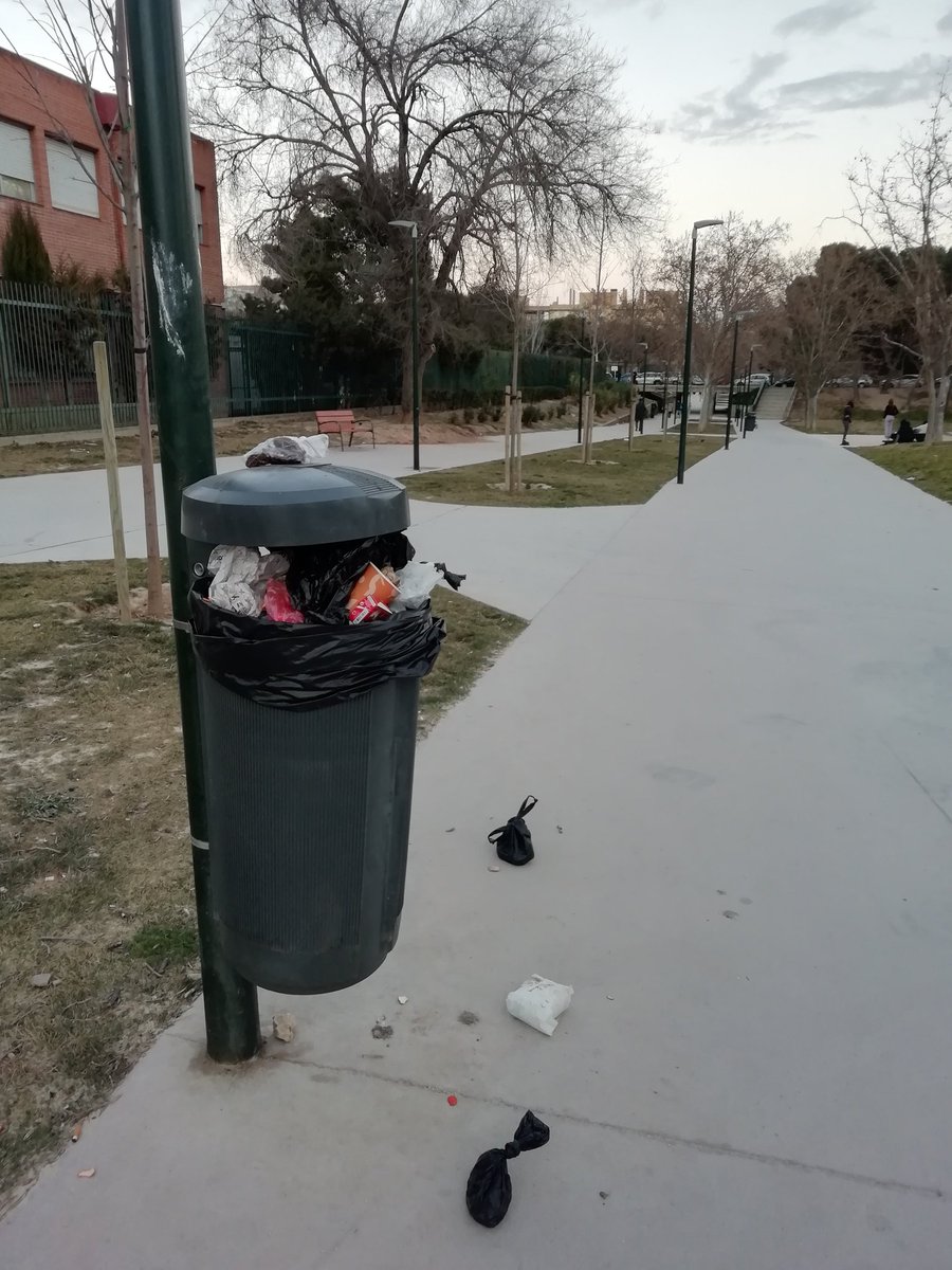 esterblaz's tweet photo. @SoydeZaragoza que es esto!!!... #parque #Torreramona #civismo ahhhggg..! 😵‍💫 https://t.co/wBqyiKsClv