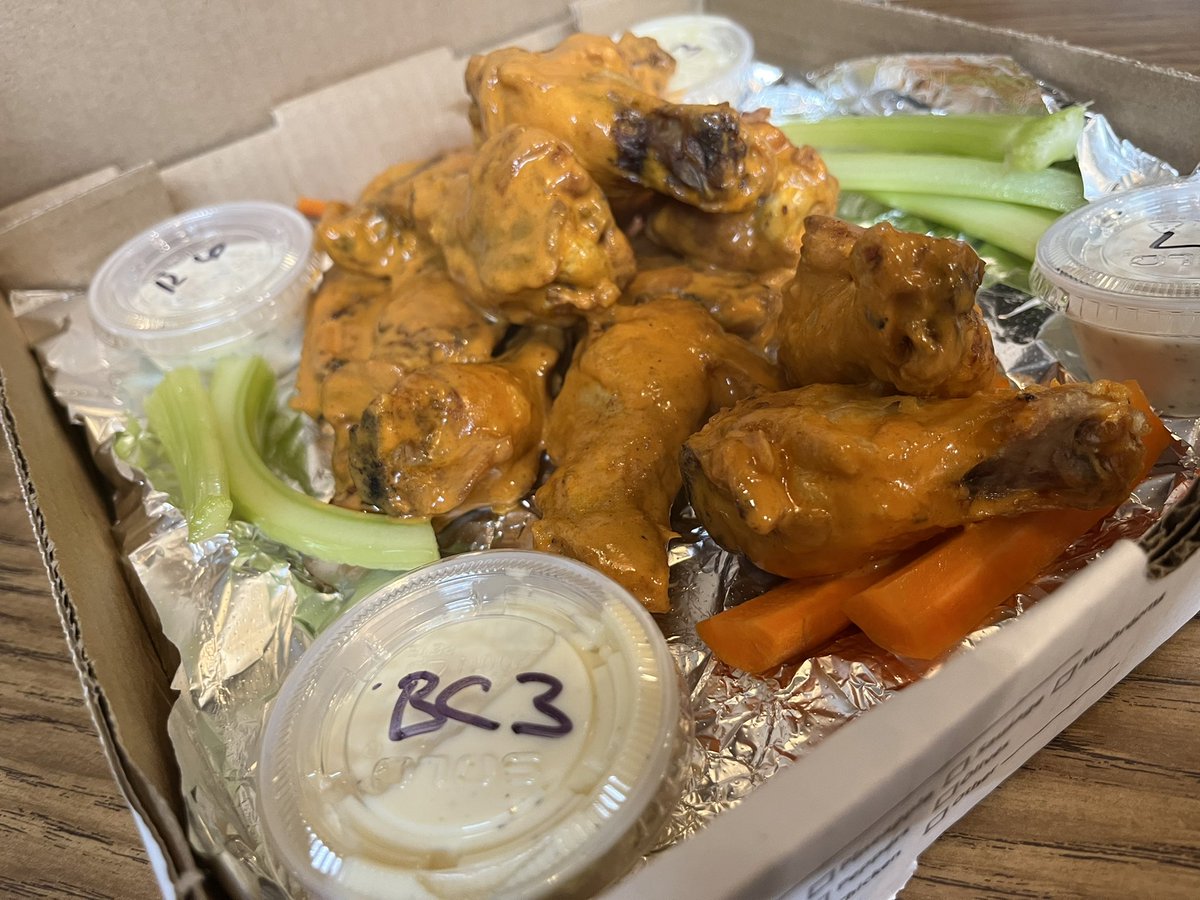 GeppettosSalem's tweet photo. We have #Geppettos wings! 

We have two house made sauces, Zesty and Balsamic Honey. 

We also offer Frank’s Red Hot and BBQ sauces.

6 wings for $9.95.
12 wings for $17.95
24 wings for $36.95

Ranch or Blue Cheese dipping cups, carrots and celery included! 

#Salem 
#Oregon https://t.co/cO6i5UcfD0
