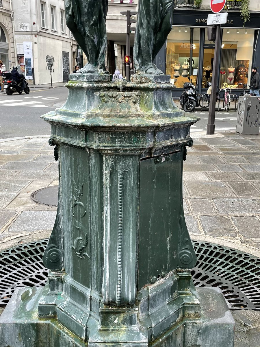 revienparis's tweet photo. En cette année 2022 sous le règne hidalgien les 150 ans des fontaines de Wallace sont célébrées à la hauteur de #saccageparis !🤩Avec toute la Crasse l’abandon et l’incurie 😱 on ne vous dit pas merci @karen_taieb https://t.co/AaerBZH3SH