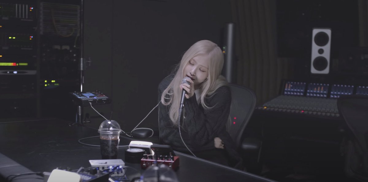MTV's tweet photo. #ROSÉ covering “December” by @NeckDeepUK? You absolutely love to see it. 🤍 https://t.co/KaZFXlcYRy https://t.co/gYdbl55Tcm