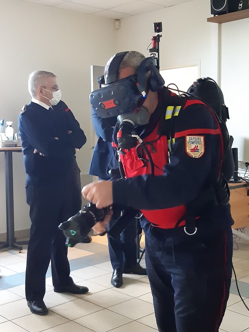 SecCivileFrance's tweet photo. 📌 🚒 Le directeur général s'est rendu aujourd'hui en Saône-et-Loire, l'occasion de visiter le centre de formation départemental du @SDIS71, où des projets innovants sont mis en place. Les sapeurs-pompiers peuvent ainsi bénéficier de formations en réalité augmentée et virtuelle. https://t.co/B5b8bHYtSM