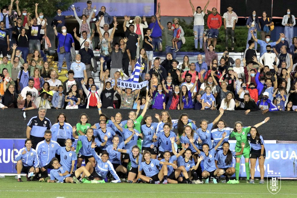 Capaces de conmover a un pueblo que gusta del buen fútbol. Admiración y respeto por este plantel de mujeres. 💙🇺🇾