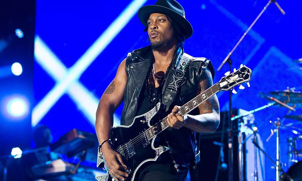 Happy birthday to one of my favorite artists ever D Angelo drop your favorite song from him 