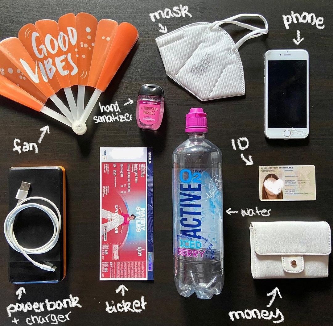 HSLOTHamburg's tweet photo. What's in my bag...
✨Concert edition ✨ https://t.co/hiChRzCWRC