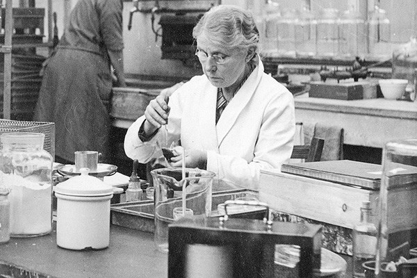 PH2E_UVic's tweet photo. If you've enjoyed a glass of safe tap water today, then you should know that this would not be possible without the contributions of Dame Harriette Chick.

Raise your glass to #WomenInScience Day! https://t.co/vbNABGHjOq
